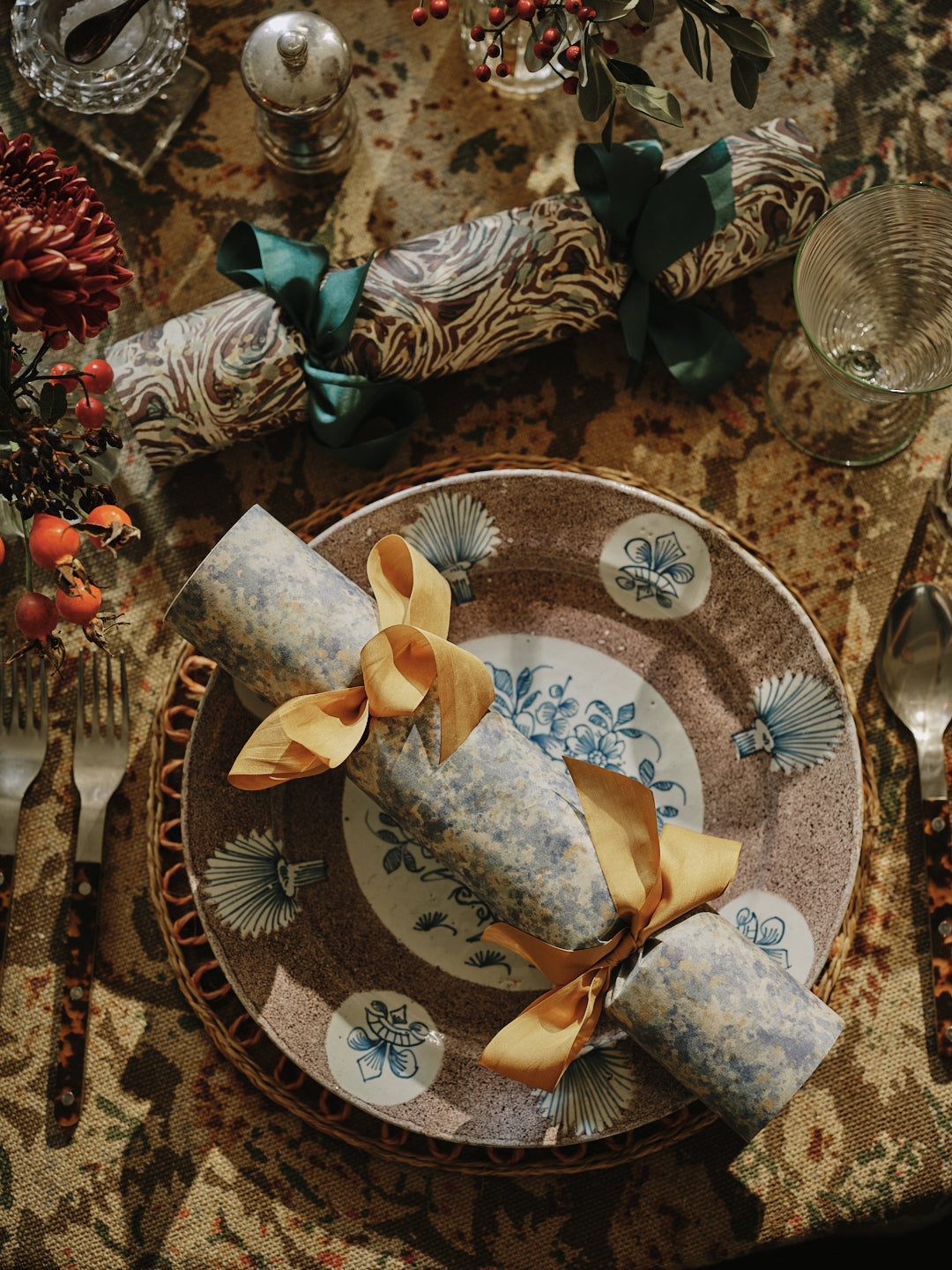 Set of Six Christmas Crackers: Mottle Frost / Marble Chocolate