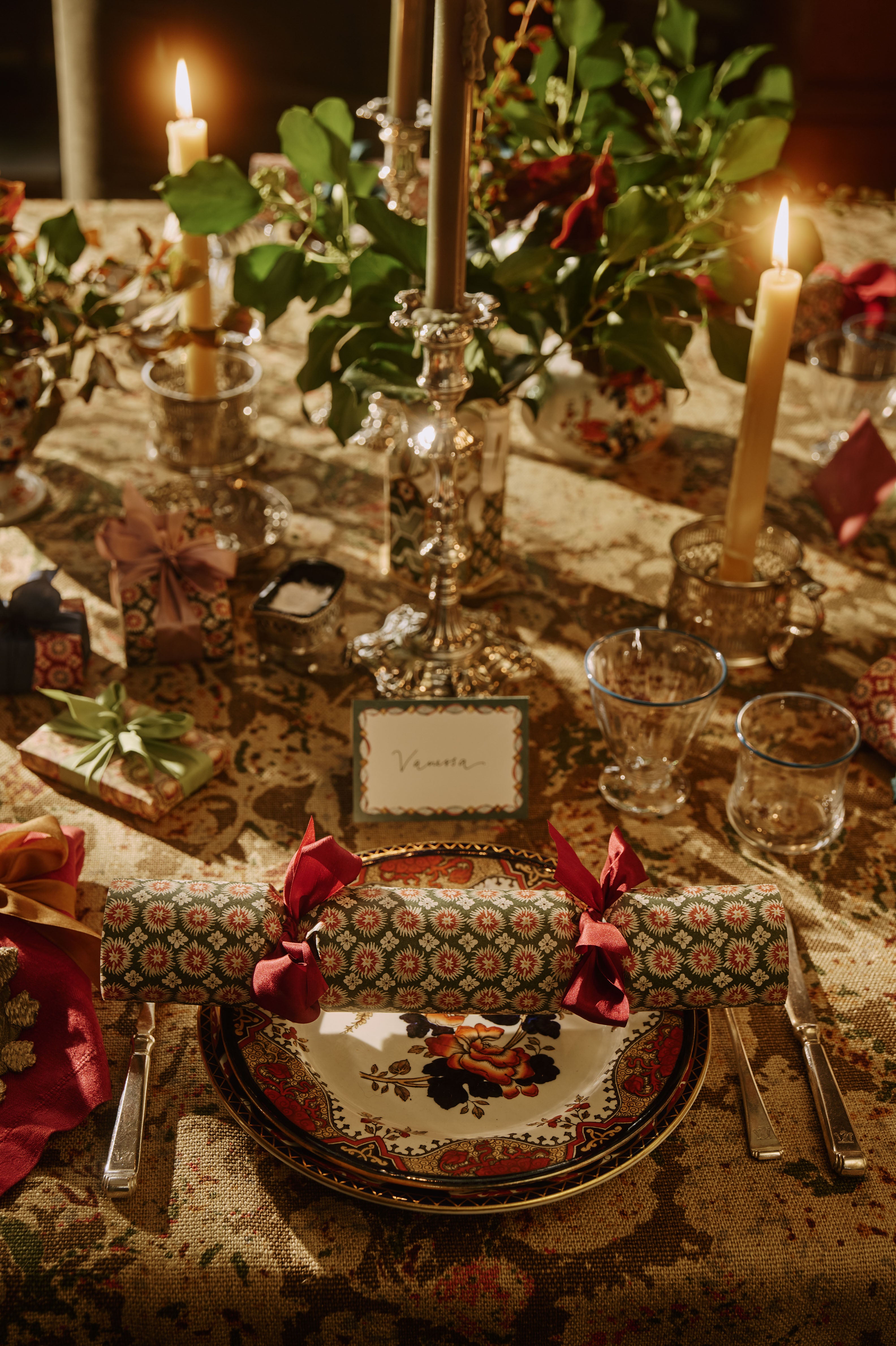 Set of Six Christmas Crackers: Block Print