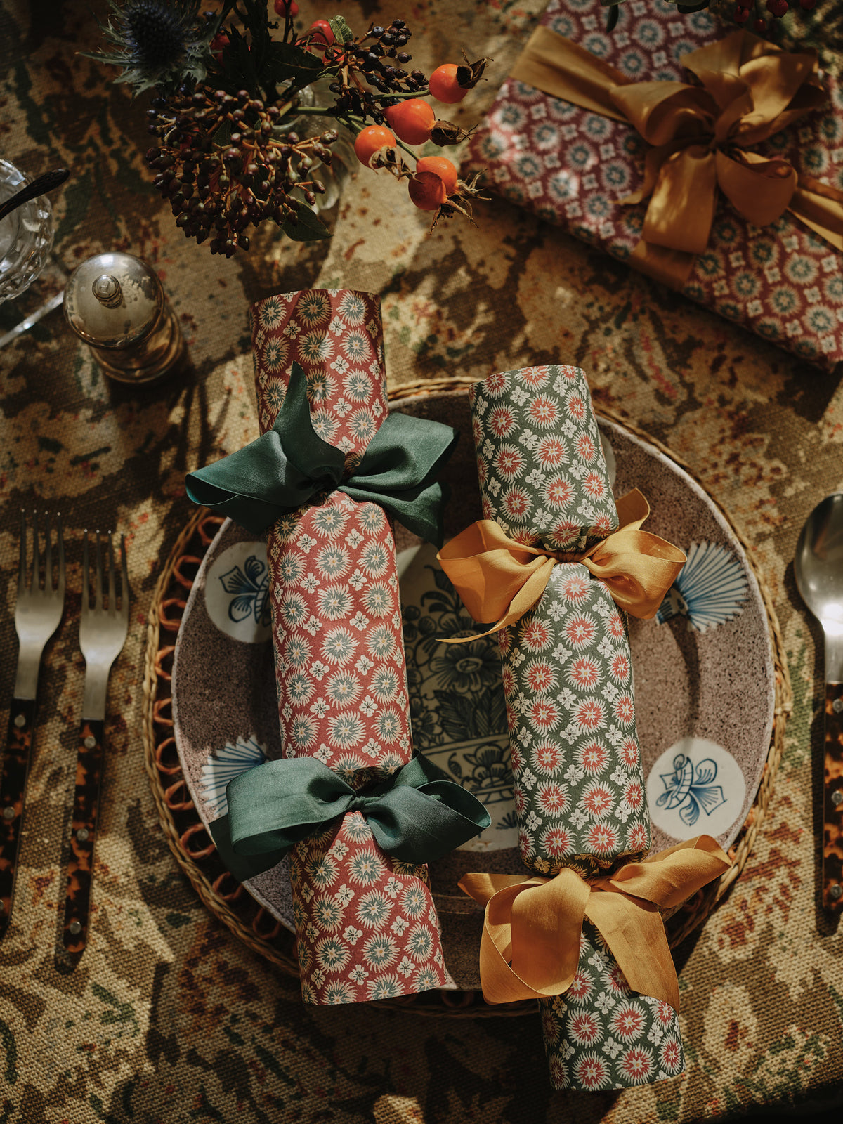 Set of Six Christmas Crackers: Urchin
