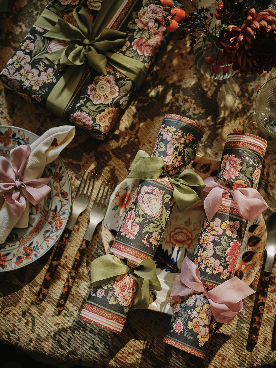Set of Six Christmas Crackers: Gertrude